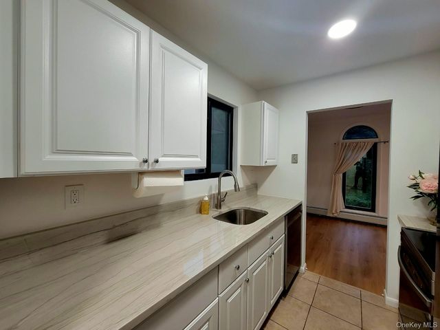 14 Granada Crescent 19, White Plains, NY 10603