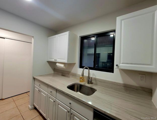 14 Granada Crescent 19, White Plains, NY 10603