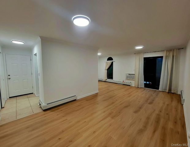 14 Granada Crescent 19, White Plains, NY 10603
