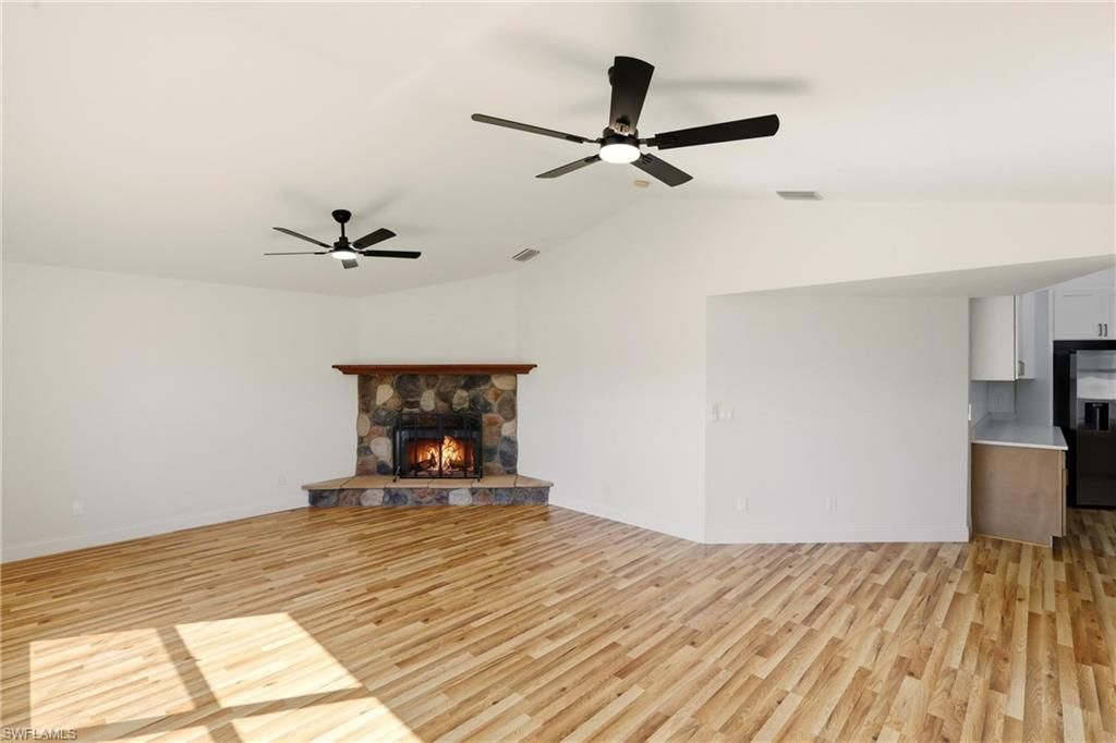 Image 11 of property listing at 410 SE 7th ST, Cape Coral, FL 33990