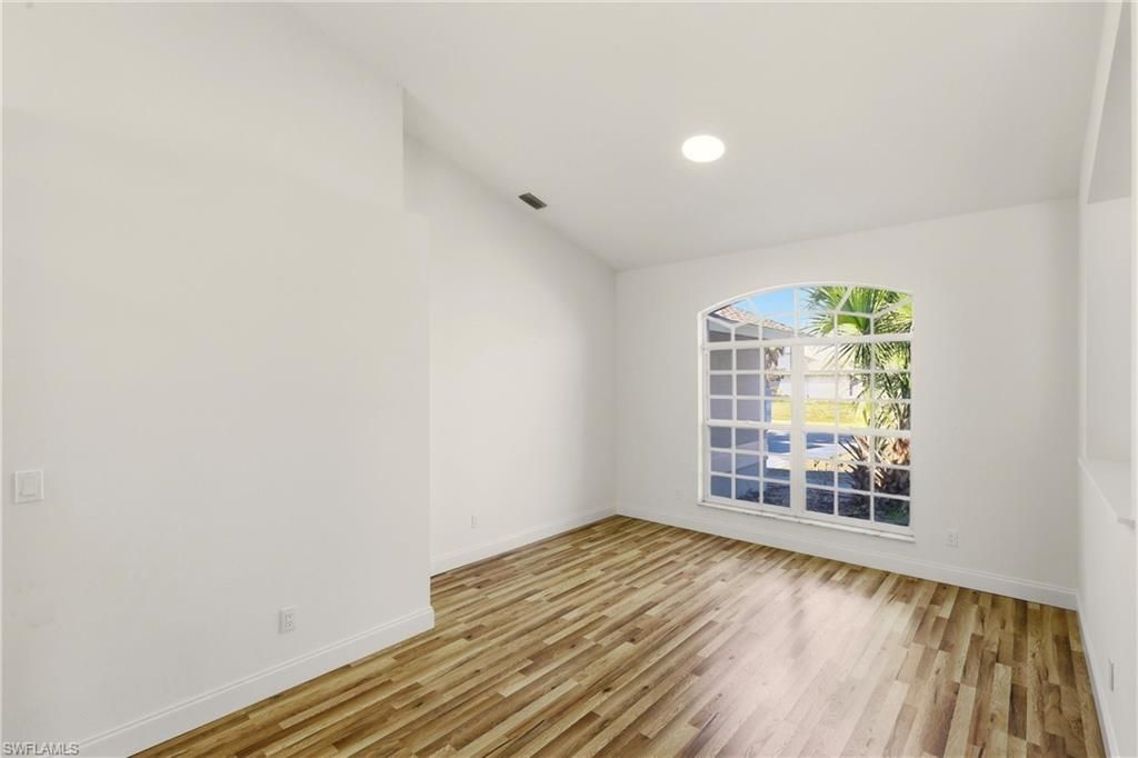 Image 7 of property listing at 410 SE 7th ST, Cape Coral, FL 33990