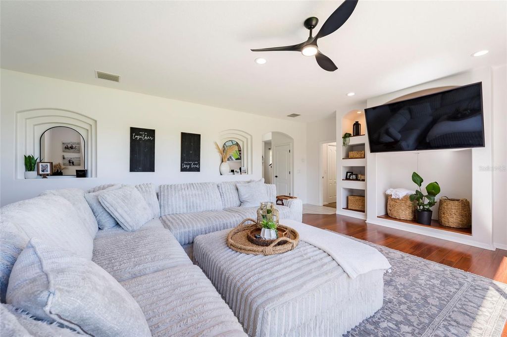 Image 21 of property listing at 212 EXCALIBUR COURT, Brandon, FL 33511