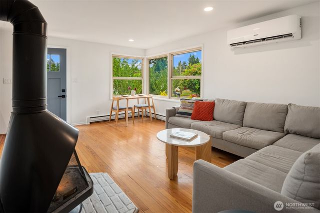 7915 18th Avenue SW, Seattle, WA 98106