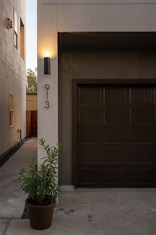 913 Thompson Street, Houston, TX 77007
