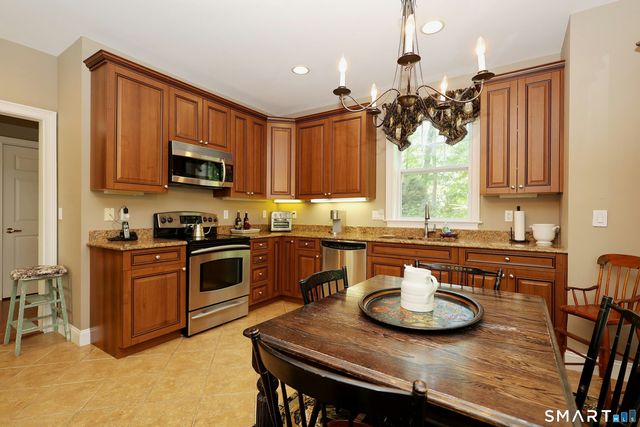 25 Franklin Court 25, Newtown, CT 06470