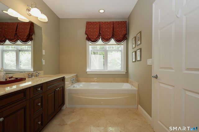 25 Franklin Court 25, Newtown, CT 06470