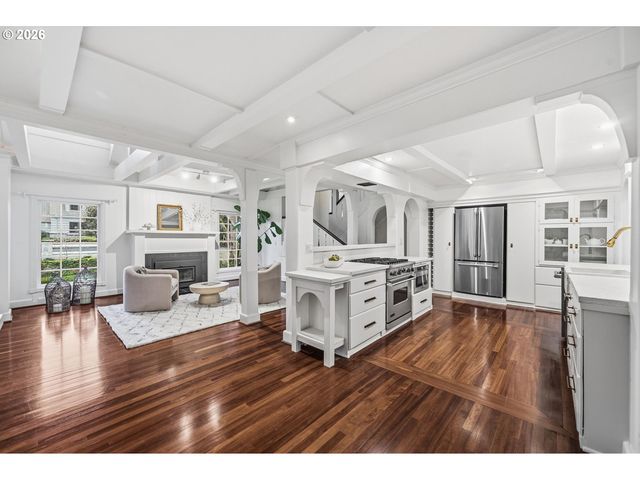 611 RIDGEWAY Rd, Lake Oswego, OR 97034