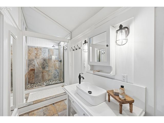 611 RIDGEWAY Rd, Lake Oswego, OR 97034