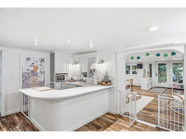 611 RIDGEWAY Rd, Lake Oswego, OR 97034