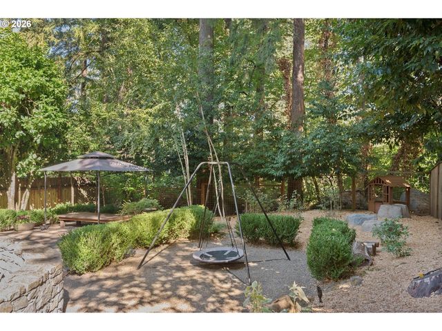 611 RIDGEWAY Rd, Lake Oswego, OR 97034