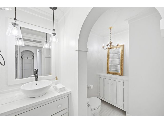 611 RIDGEWAY Rd, Lake Oswego, OR 97034