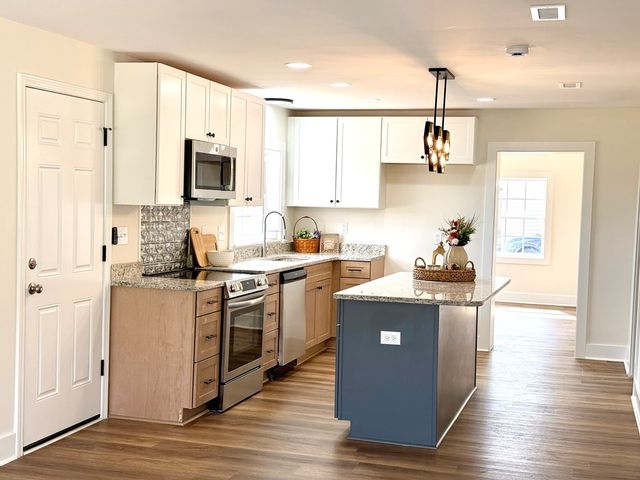 200 Cable St, Headland, AL 36345