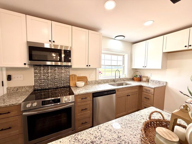 200 Cable St, Headland, AL 36345