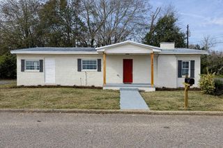 200 Cable St, Headland, AL 36345