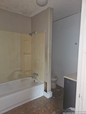 907 Hough, Adkins, TX 78101