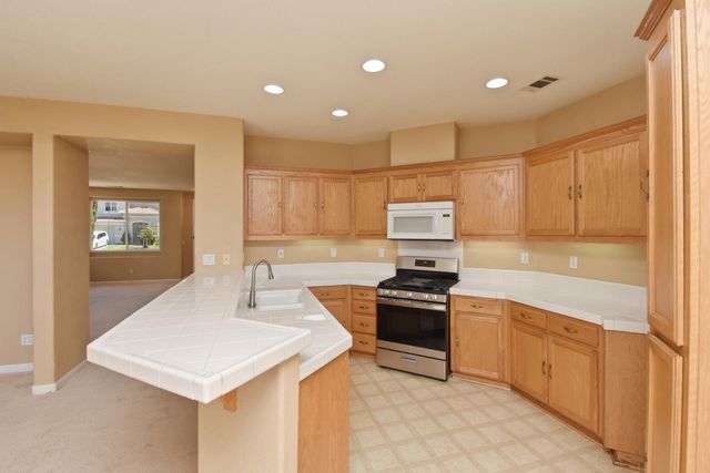 2093 Golden Gate Dr, Tracy, CA 95377