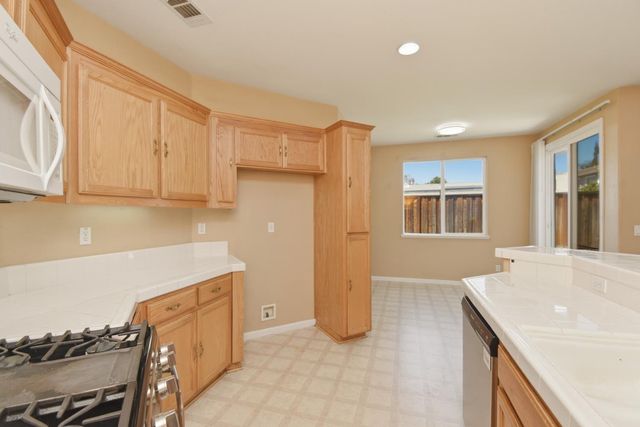 2093 Golden Gate Dr, Tracy, CA 95377
