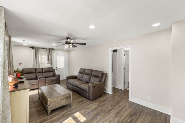 1219 E 32nd Street, Des Moines, IA 50317