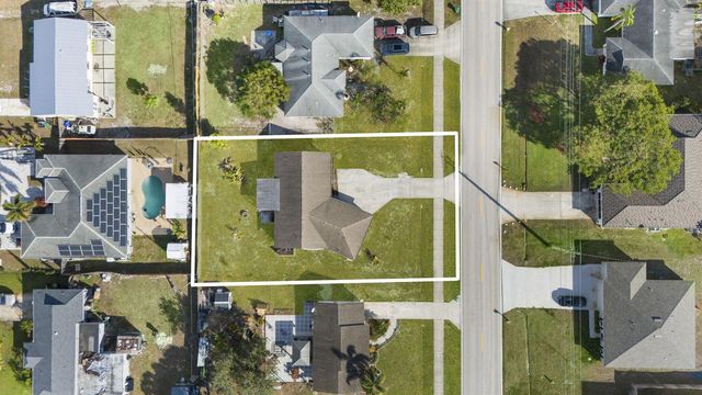 449 SE Oakridge Drive, Port St. Lucie, FL 34984