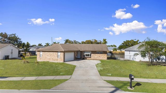 449 SE Oakridge Drive, Port St. Lucie, FL 34984