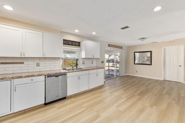 449 SE Oakridge Drive, Port St. Lucie, FL 34984