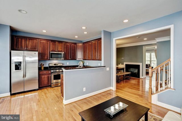 2411 HUNTINGTON PARK DR, Alexandria, VA 22303