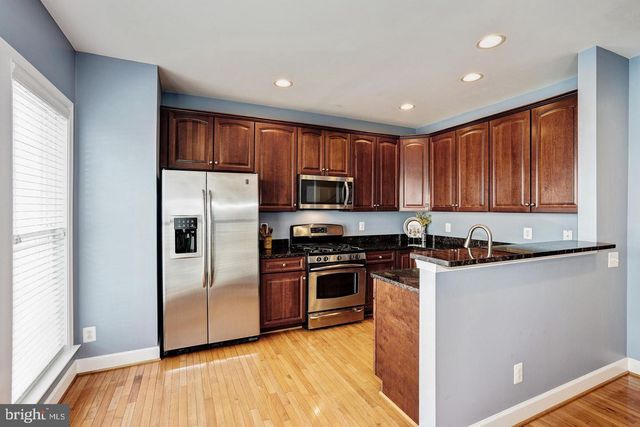 2411 HUNTINGTON PARK DR, Alexandria, VA 22303