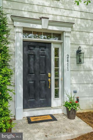 2411 HUNTINGTON PARK DR, Alexandria, VA 22303