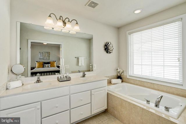 2411 HUNTINGTON PARK DR, Alexandria, VA 22303