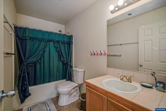 1725 Neota St NE, Salem, OR 97301