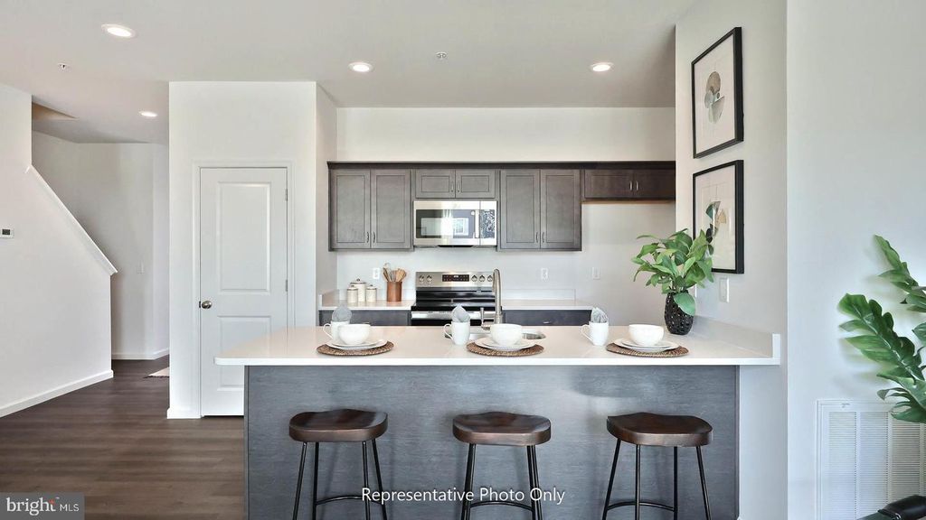 Image 6 of property listing at 30 N CONIFER DR, Elizabethtown, PA 17022