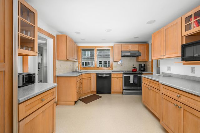 12 Wyndemere Bluffs Road, Harwich Port, MA 02646