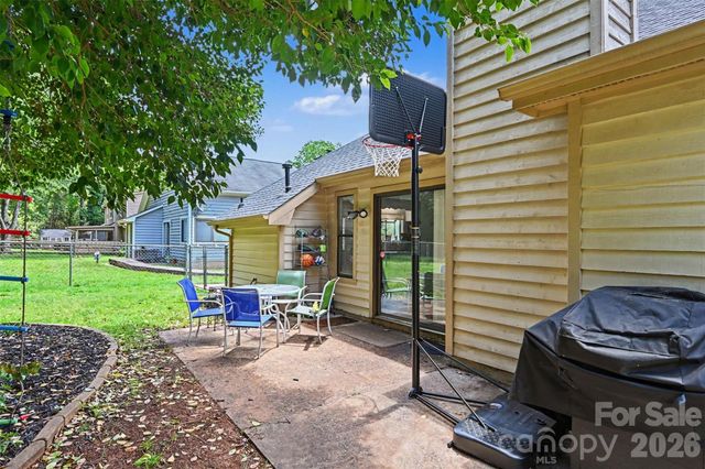 611 Mattingwood Drive, Charlotte, NC 28270