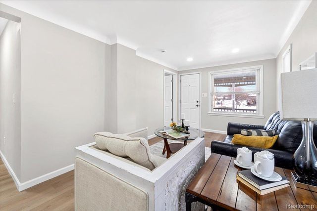 30619 Maplewood Street, Garden City, MI 48135