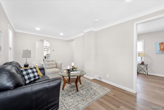 30619 Maplewood Street, Garden City, MI 48135