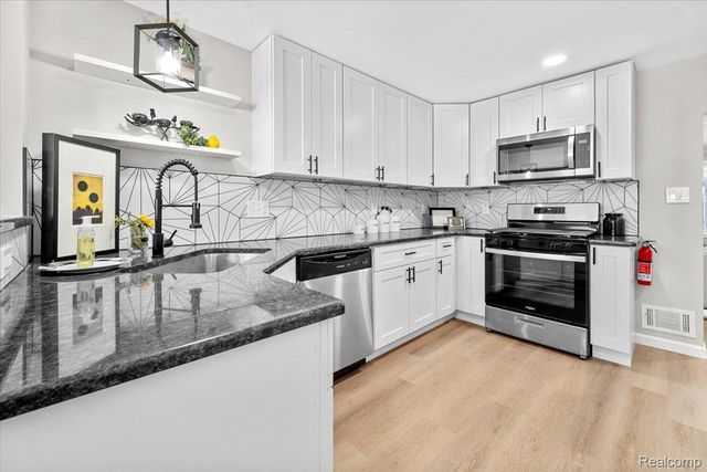 30619 Maplewood Street, Garden City, MI 48135