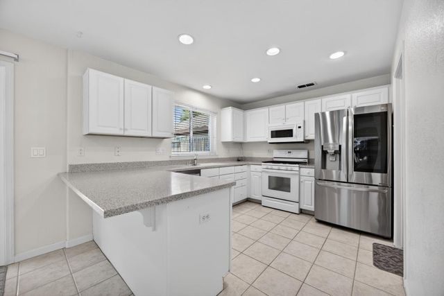 27 Blue Fern Ct, Sacramento, CA 95833