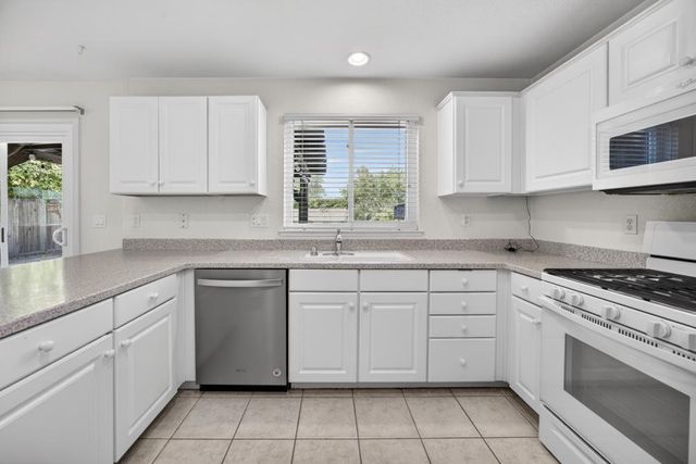 27 Blue Fern Ct, Sacramento, CA 95833