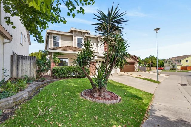 27 Blue Fern Ct, Sacramento, CA 95833