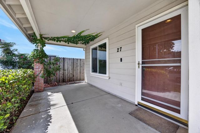 27 Blue Fern Ct, Sacramento, CA 95833