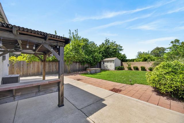 27 Blue Fern Ct, Sacramento, CA 95833