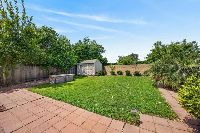 27 Blue Fern Ct, Sacramento, CA 95833