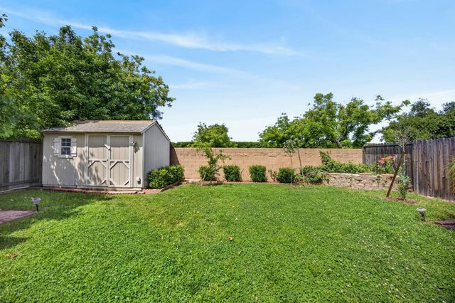 27 Blue Fern Ct, Sacramento, CA 95833