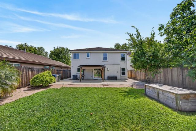 27 Blue Fern Ct, Sacramento, CA 95833