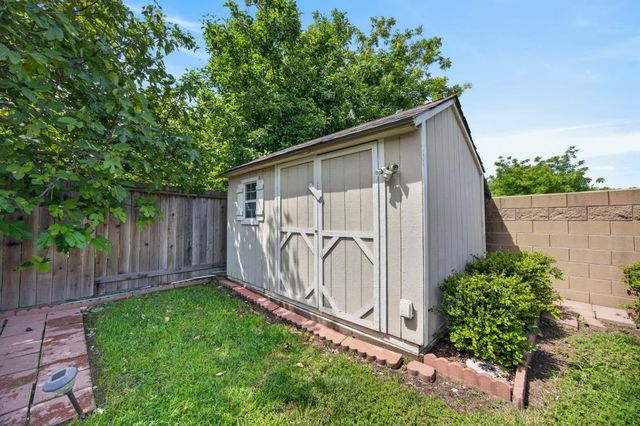 27 Blue Fern Ct, Sacramento, CA 95833