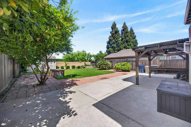 27 Blue Fern Ct, Sacramento, CA 95833
