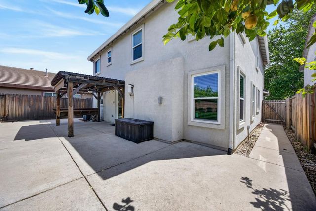 27 Blue Fern Ct, Sacramento, CA 95833