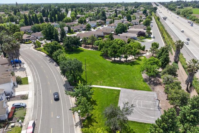 27 Blue Fern Ct, Sacramento, CA 95833