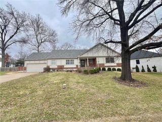 10107 Oakridge Drive, Overland Park, KS 66212