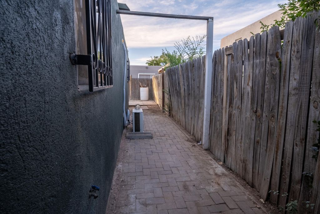Image 27 of property listing at 6049 Namath Avenue NW, Albuquerque, NM 87120